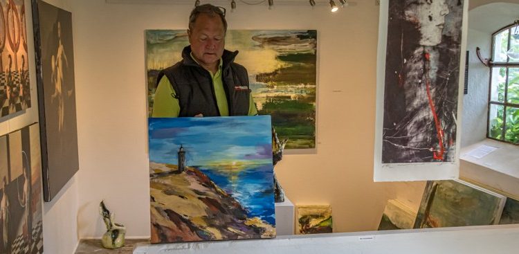 Kim Bernhard Tornby i galleriet ved Tversted. Foto (arkiv): Elling.