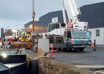 Henry Petersen & Sønner i gang med kran hos 
 Hirtshals Yard på Dokkajen. Foto: Arkiv.