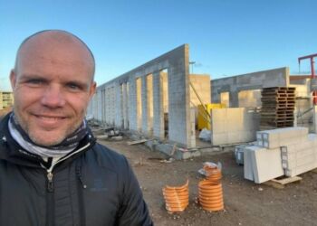 Den konservative Per Møller, der selv er uddannet murer, har besigtiget byggeriet af nyt lægehus i Hirtshals. Foto: Privat.