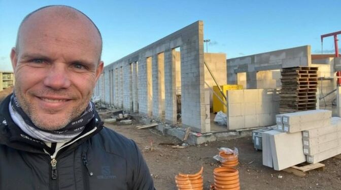 Den konservative Per Møller, der selv er uddannet murer, har besigtiget byggeriet af nyt lægehus i Hirtshals. Foto: Privat.