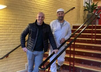 Per Møller og Murer Kjeld på Vendebohus. Foto: Jimmy Møller.