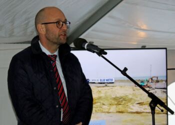 Rasmus Prehn ved indvielsen af møllerne hos Hirtshals Havnefond. Foto (arkiv): Kurt Prentow.