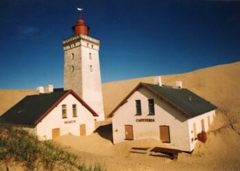 I maj 2002 er bygningerne ved at være dækket helt af sand. Foto: Ole Brønden.