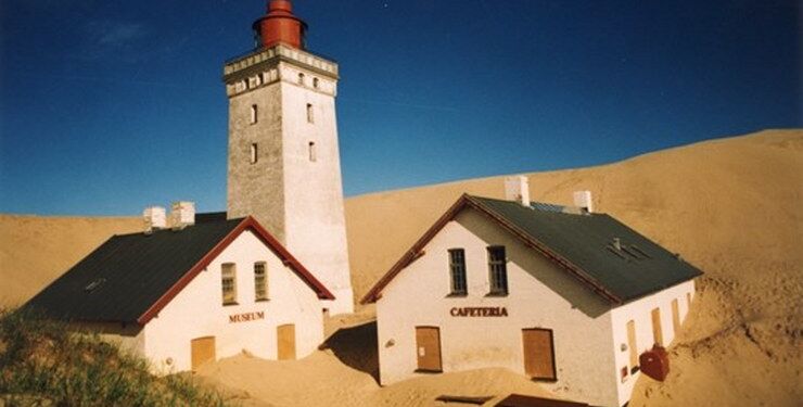 I maj 2002 er bygningerne ved at være dækket helt af sand. Foto: Ole Brønden.
