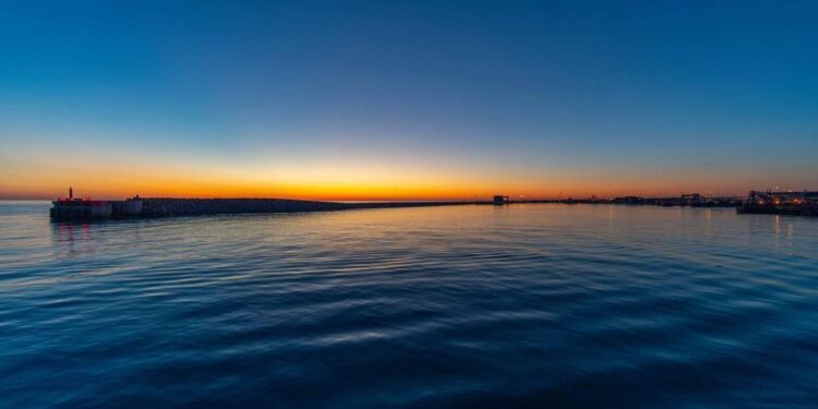 Solopgang over Hirtshals Havn. Foto (arkiv): Jens Kranen.