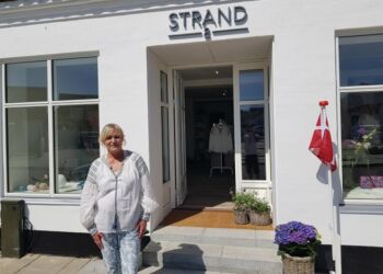 Marie Louise Espersen foran den smukke modebutik Strand8 i Hirtshals. Foto: Arkiv.