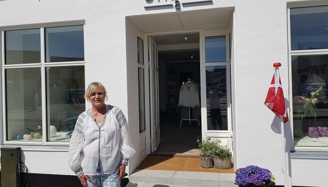 Marie Louise Espersen foran den smukke modebutik Strand8 i Hirtshals. Foto: Arkiv.