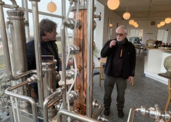 Netavisens Torben Elling, som her ses i skarp træning ved hjemmebrænderiet hos Per Windahl Jensen på Hirtshals Kro, stiller med Bjeskteam NordsøPosten til Årets Bjesk. Foto (arkiv): Niels Skipper.