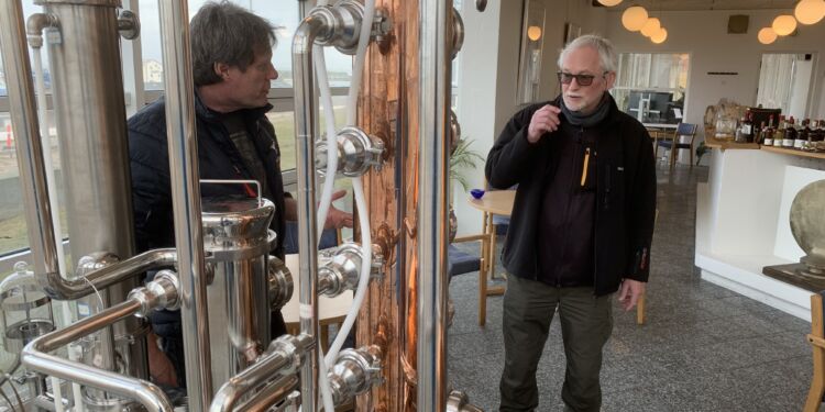Netavisens Torben Elling, som her ses i skarp træning ved hjemmebrænderiet hos Per Windahl Jensen på Hirtshals Kro, stiller med Bjeskteam NordsøPosten til Årets Bjesk. Foto (arkiv): Niels Skipper.