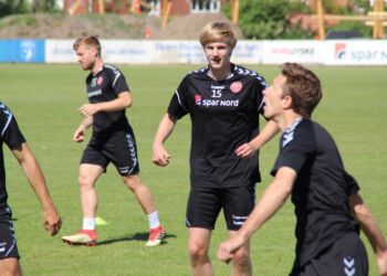 Jeppe Pedersen med nummer 15 på trøjen ses her sammen med AaB på besøg hos Hirtshals Boldklub. Foto (arkiv): Niels Skipper.