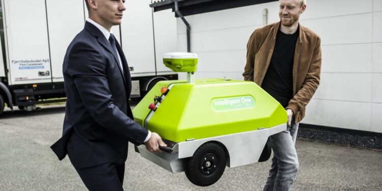 Anders Ulrik Sørensen (til venstre) og Andreas Ydesen med robotten Intelligent One fra Intelligent Marking. Foto (arkiv): Hjørring ErhvervsCenter.