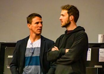 Næstformand Thomas Krog i samtale med formand Daniel Christensen hos B75 i Hirtshals Idrætscenter. Foto (arkiv): Elling.