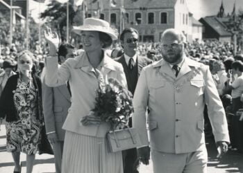 Borgmester Poul S. Poulsen sammen med Dronning Margrethe og prins Henrik ved majestætbesøget i 1976. Foto: Mogens Kruse, Lønstrup.