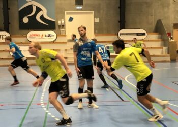 Casper Holmen (nr. 7) har scoret et af sine 9 mål for Elitesport Vendsyssel. Skives dirigent Tobias Rasmussen (nr. 24) har for en gangs skyld ikke styr på situationen.