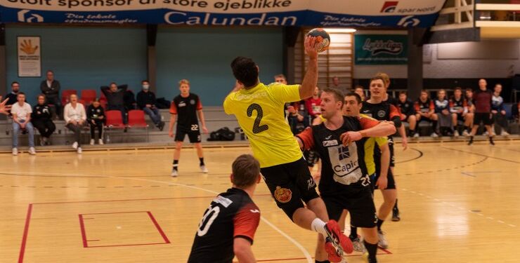 Daniel Holmen (nr. 2) var en velspillende topscorer for Elitesport Vendsyssel i Herning. Arkivfoto: Casper Nellemann.