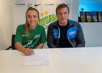 Bri Folds underskriver kontrakt med Fortuna i selskab med cjheftræner Niclas Hougaard.