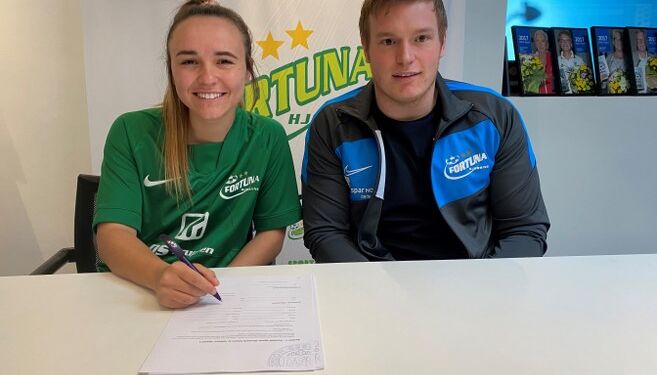 Bri Folds underskriver kontrakt med Fortuna i selskab med cjheftræner Niclas Hougaard.