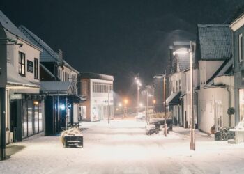Masser af sne, men fremover også gerne meget mere liv og flere kunder til butikkerne, hvis det står til Hirtshals Handel & Erhverv samt foreningen Danske Handelsbyer. Foto: Vidmantas Franc.