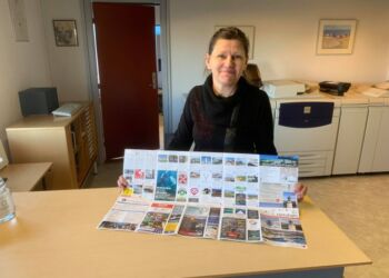 Jonna Martensen med det flotte og informative kort over Hirtshals og Tornby.