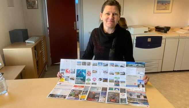 Jonna Martensen med det flotte og informative kort over Hirtshals og Tornby.