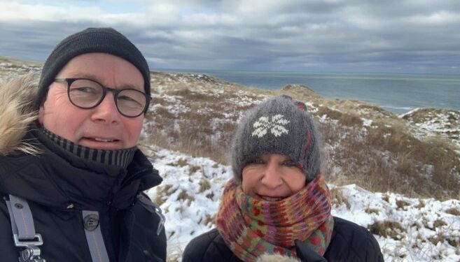 Netavisens indehaver og redaktør vovede sig sammen med fruen selv ud i søndagens kulde ved Fyrklit syd for Hirtshals. Foto: Privat.