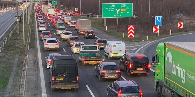 Tæt trafik på motorvejen ved Limfjorden. Foto (arkiv): Per Frank Paulsen.