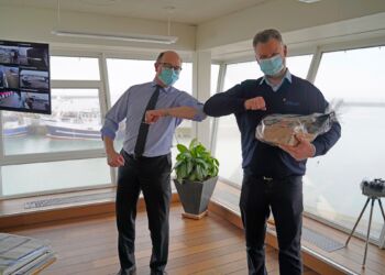 Havnens dirketør Jens Kirketerp Jensen til venstre sammen med den jubilerende lods Alfred Olsen. Foto: Hirtshals Havn.