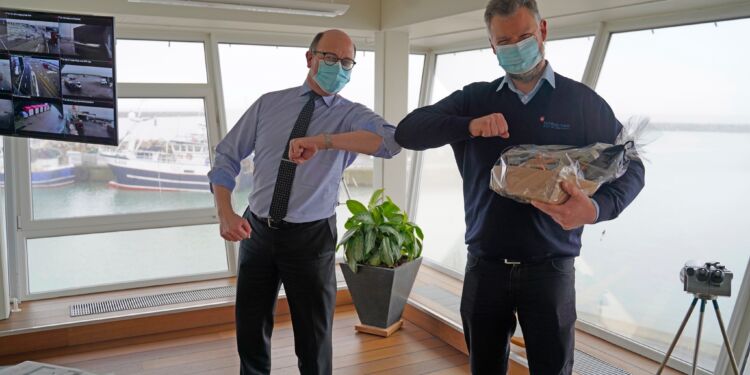 Havnens dirketør Jens Kirketerp Jensen til venstre sammen med den jubilerende lods Alfred Olsen. Foto: Hirtshals Havn.