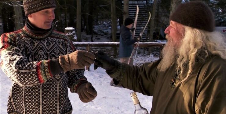 Morten Lykke og Claus Gajhede fik om ikke en ordentlig ski, så skiene på og skåler på det i Tornby Klitplantage.