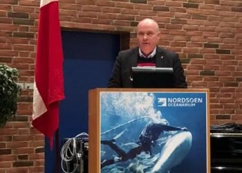 Søren Gade er forhenværende MEP og nu for Venstre medlem af samt formand for Folketinget. Her ses han på talerstolen hos Hirtshals Fiskeriforening. Foto: Arkiv.