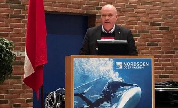 Søren Gade er forhenværende MEP og nu for Venstre medlem af samt formand for Folketinget. Her ses han på talerstolen hos Hirtshals Fiskeriforening. Foto: Arkiv.