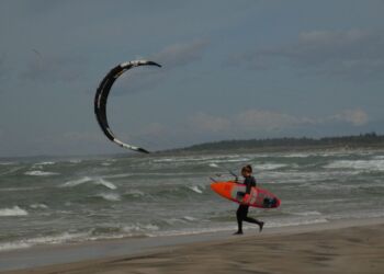 Kitesurfer med vind i sejlet ved Tannisbugt øst for Hirtshals. Foto (arkiv): Dorit Derksen.