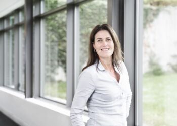 Adm. direktør i Topdanmark Livsforsikring Vivian Weis Byrholt peger på, at det kan gøre en forskel, når mange investerer bæredygtigt. Foto: Frederikke Heiberg.