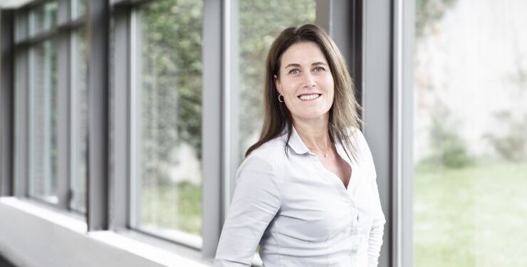 Adm. direktør i Topdanmark Livsforsikring Vivian Weis Byrholt peger på, at det kan gøre en forskel, når mange investerer bæredygtigt. Foto: Frederikke Heiberg.