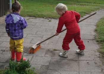 Arbejdsomme børn i Tornby. Foto: Arkiv.