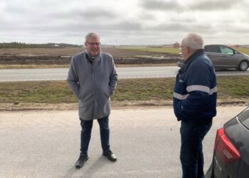 Borgmester Arne Boelt med de eksisterende møller i baggrunden øst for Åbyen ved Tverstedvej. Foto (arkiv): Niels Skipper.