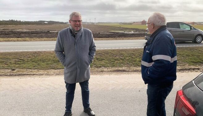 Borgmester Arne Boelt med de eksisterende møller i baggrunden øst for Åbyen ved Tverstedvej. Foto (arkiv): Niels Skipper.