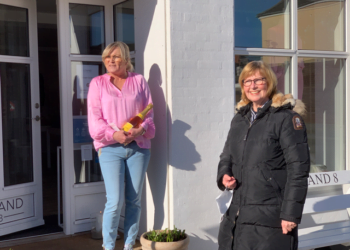 Marie Louise Espersen tog imod på trappen ind til Strand 8.