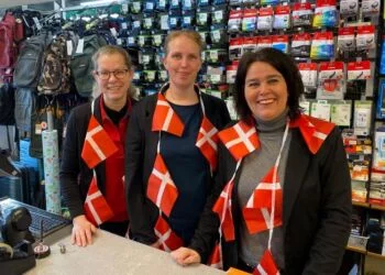 Personalet hos Bog & idé i Hirtshals hjælper med  Børns Vilkårs Landsindsamling.