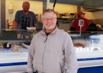 Carsten Jensen fra Dansk Vin Import ses her sammen med Erik Jensen, der har Eriks Fiskebil. Foto: Privat.