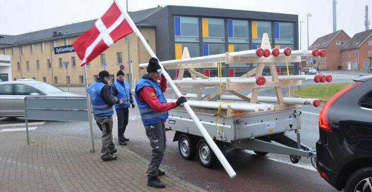 Flittige Fortovsmatroser i gang med opsætning af flag. Foto: Arkiv.