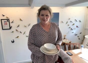 Joan Grønfeldt Kristensen med fine service lavet på bestilling til Restaurant Alimentum. Foto: Arkiv.