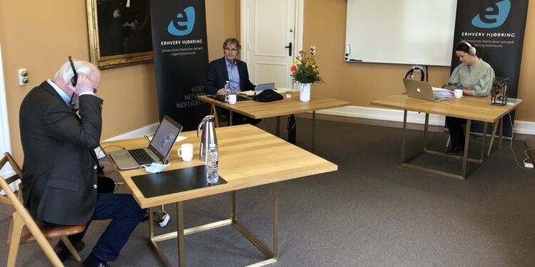 Erhverv Hjørrings generalforsamling blev afviklet virtuelt på Teams-platformen. I “studiet” på Amtmandstoften ses fra venstre dirigenten, A Neil Jacobsen, formand Peter Hvilshøj og næstformand Dorte Hovaldt.