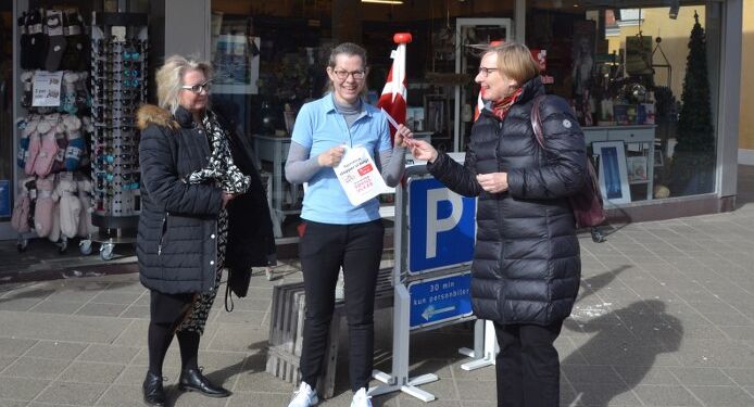 Gitte Baatz Kristensen og Esther Mortensen overrækker Inner Wheels donation til Børns Vilkår til Marlene Ibsen Jakobsen fra Bog & íde i Hirtshals.