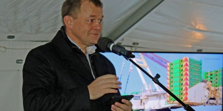 Landmand og iværksætter Jens Peter Lunden ved indvielsen af møllerne hos Hirtshals Havnefond. Foto (arkiv): Kurt Prentow. Havnefond.