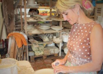 Vibe Falkenberg ved drejeskiven hos Keramoda i Lønstrup. Foto: Keramoda.