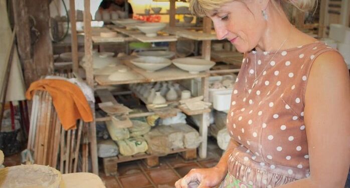 Vibe Falkenberg ved drejeskiven hos Keramoda i Lønstrup. Foto: Keramoda.