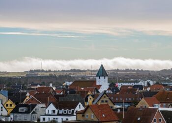 Hirtshals Kirke set fra værelsestårnet på Hotel Hirtshals. Foto: Arkiv.