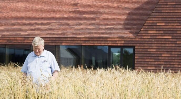 Jørn Ussing Larsen foran Kornets Hus. Foto: Linda Suhr.