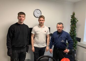 Magnus Langager Jørgensen og Christian Lykke Jensen ses her sammen med Niels Baand hos Hirtshals Yard.